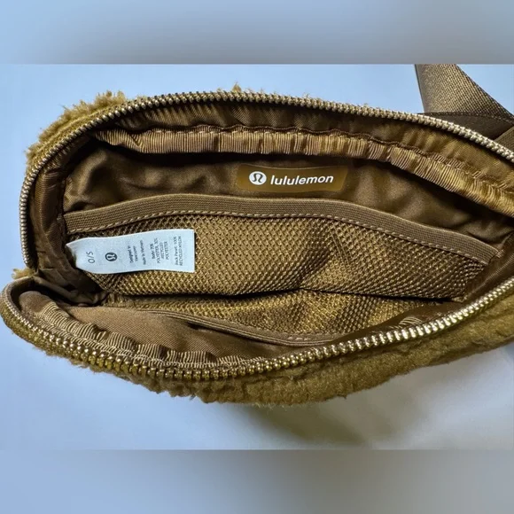 NWOT lululemon Everywhere Belt Bag 1L Fleece Unisex - Picture 8 of 10